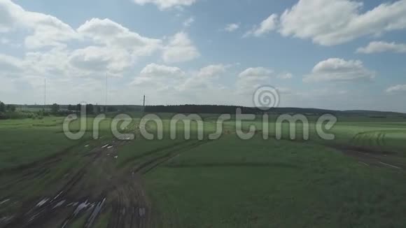 空中观景台飞越一片绿草如茵的岩石山俄罗斯夏季视频的预览图