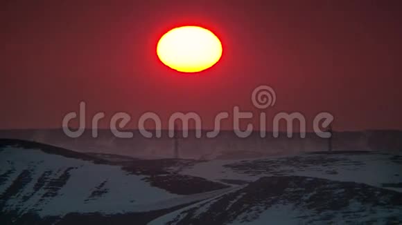 从山上的日落开始红太阳下山了视频的预览图