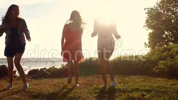 在海滩上跳舞的快乐妇女或女孩小组视频的预览图