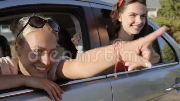 快乐的少女或在海边开车的妇女视频的预览图