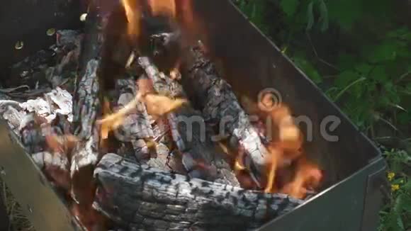 烧烤架里的木炭着火了视频的预览图