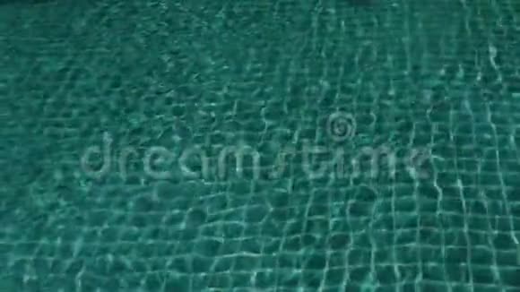 带游泳池的蓝色水面视频的预览图