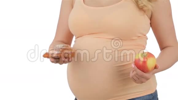 孕妇选择苹果和蛋糕视频的预览图