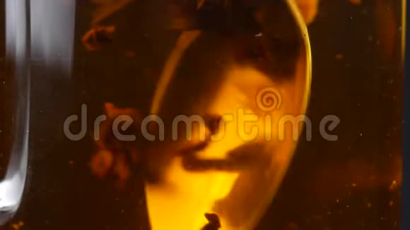 玻璃杯中茶叶中倒入开水的宏观镜头冲泡红茶宏观拍摄的过程视频的预览图