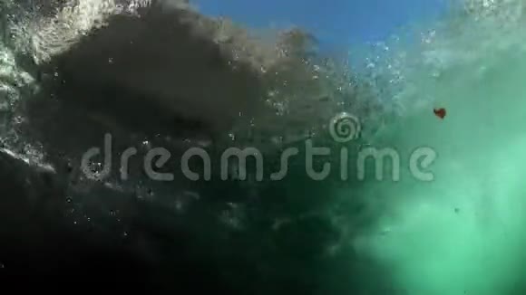 维萨斯卡山河强烈暗流水下景观视频的预览图