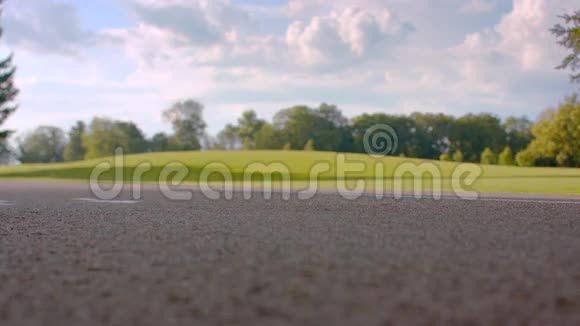 人腿骑在自平衡板上柏油路上的陀螺滑板车特写视频的预览图
