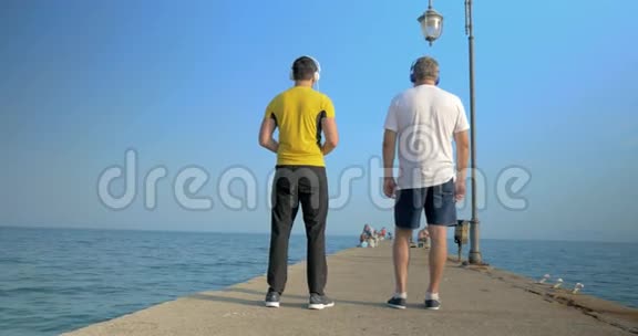 男子沿着码头向后行走锻炼身体视频的预览图