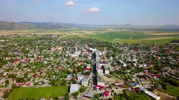巴尔干小镇的鸟瞰图视频的预览图