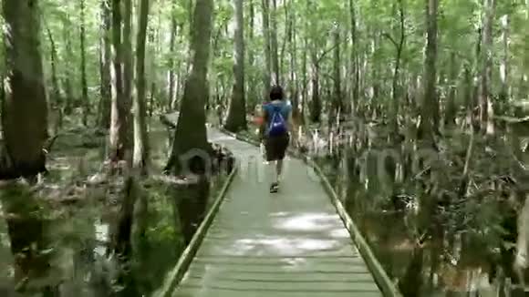 家庭徒步穿越森林视频的预览图