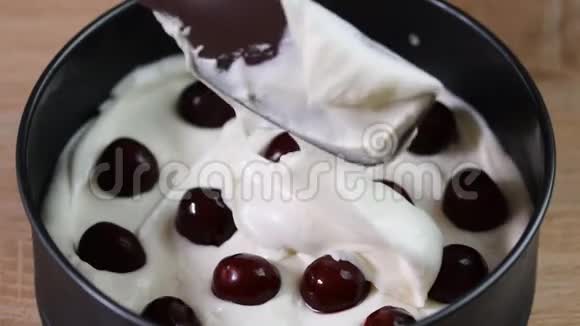 用樱桃果冻做美味可口的芝士蛋糕视频的预览图