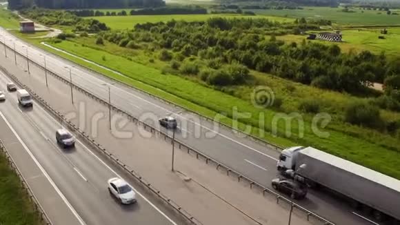 美丽的公路鸟瞰与骑卡车和汽车在农村视频的预览图