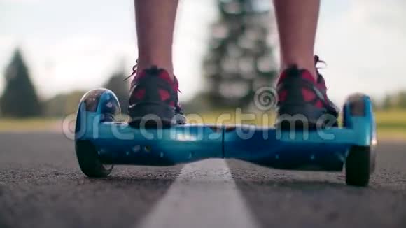 柏油路两轮电动陀螺滑板车上人腿特写视频的预览图