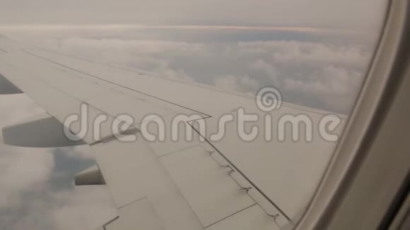 从云上的飞机窗口观看视频的预览图