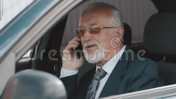 老人在车里用手机说话视频的预览图