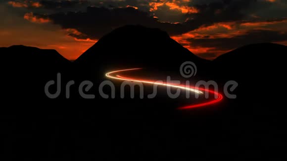 在美丽的日落时分群山中的交通灯快速移动视频的预览图