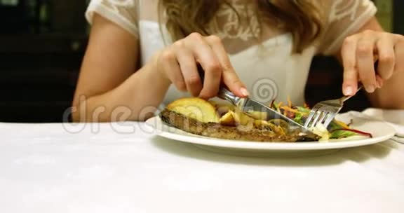 在餐馆吃鱼碟的漂亮女孩视频的预览图