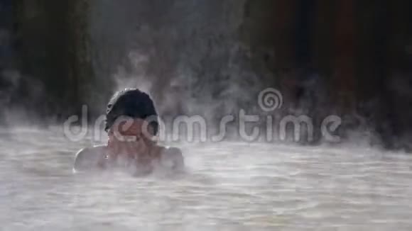 温泉地热池里的女人视频的预览图