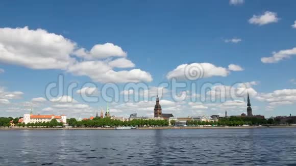 拉脱维亚云彩在里加和多加瓦河上空的蓝天上移动时间推移视频的预览图
