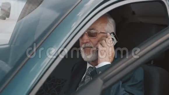 老人在车里用手机说话视频的预览图
