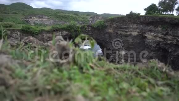 石拱过海洋印度尼西亚NusaPenida破碎海滩视频的预览图