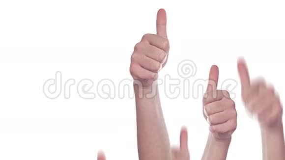 白种人中的一组他们把手上的大拇指做成类似赞同或赞同的符号视频的预览图