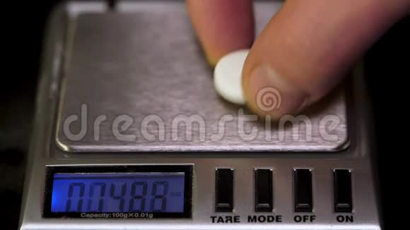 减肥药的规模减肥药洒了天平上的平板以准确测量重量以避免视频的预览图