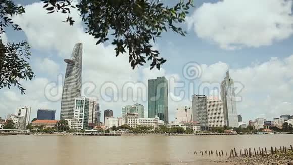 摩天大楼商业中心位于越南胡志明市背景是下垂的树枝视频的预览图