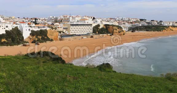 从克利夫托普俯瞰葡萄牙阿尔布菲拉海滩视频的预览图