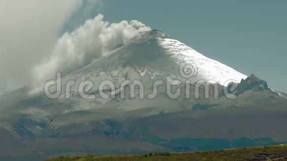 强烈的火山爆发视频的预览图