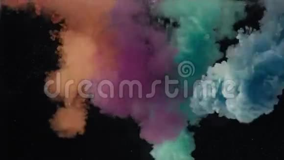 四种颜色的墨水一起掉进水里视频的预览图
