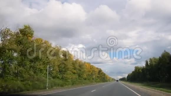 秋季公路开放的阳光路慢动作视频的预览图