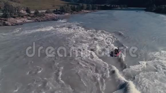 空中飞行在山河上漂流白水漂流队在急流中降落视频的预览图