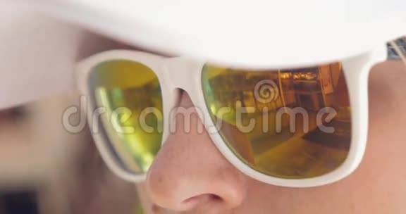 穿着镜子太阳镜的女人的特写视频的预览图