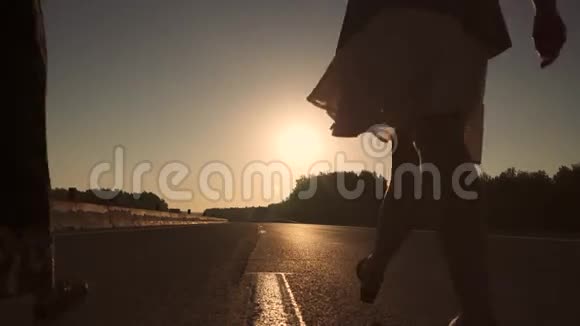 黎明时分两个女孩正走在路上视频的预览图