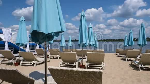 用封闭的沙滩伞描绘夏日海滩视频的预览图