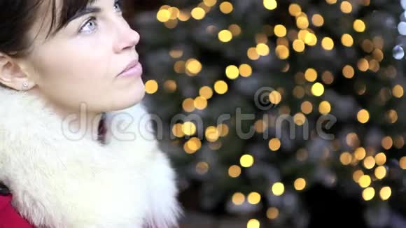 圣诞妇女微笑火车玩具灯背景视频的预览图