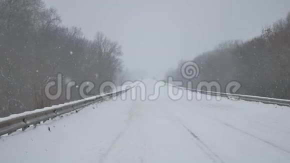 铁路路冬季汽车行驶大雪汽车暴风雪俄罗斯户外暴风雪视频的预览图