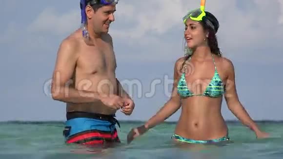 新婚夫妇在海洋度假游泳视频的预览图