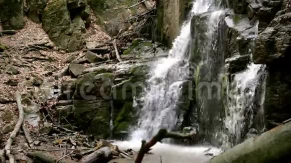 野山瀑布景观水流在岩石小径上视频的预览图