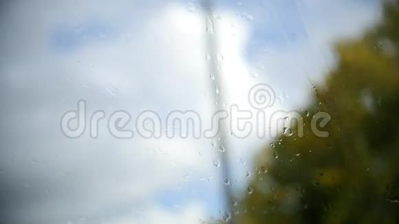 高速公路雨天汽车内挡风玻璃的工作雨刷视频的预览图
