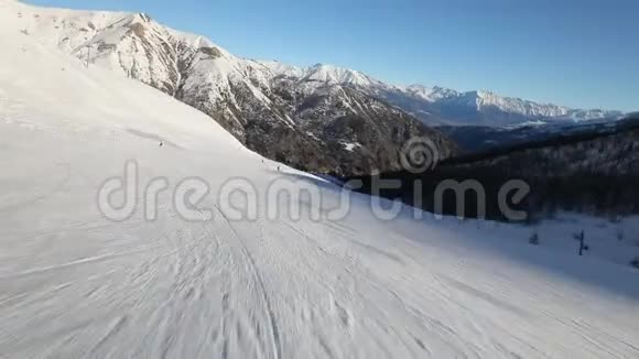 在斜坡上滑雪第一人称视频的预览图
