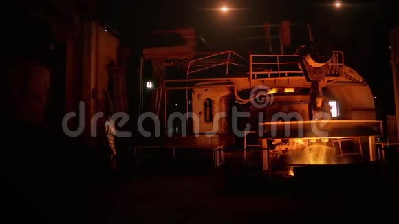 钢铁厂的工人视频的预览图