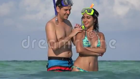 年轻夫妇在海洋假期游泳视频的预览图