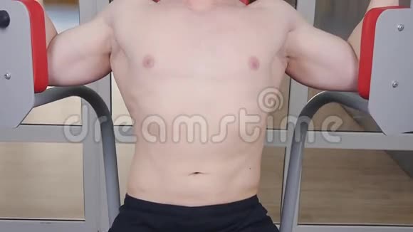 蝴蝶健身机年轻健美运动员在健身房进行胸部重磅运动视频的预览图