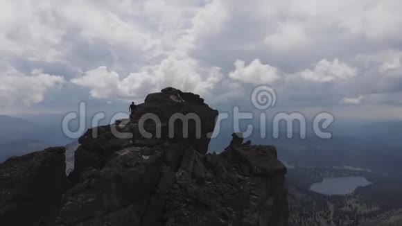 一个人爬上山顶视频的预览图