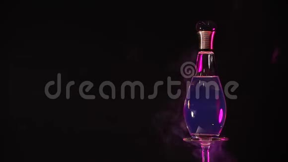 玻璃香水瓶烟雾高清镜头视频的预览图