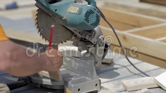 劳动工人用电锯切割木地板视频的预览图