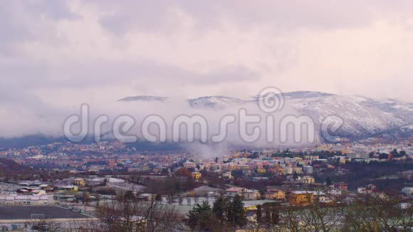 意大利一个小镇山上的云视频的预览图