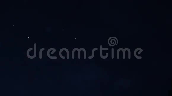 五彩缤纷的烟花在夜空中爆炸视频的预览图