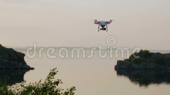 日落时分无人机在天空中飞过树木视频的预览图